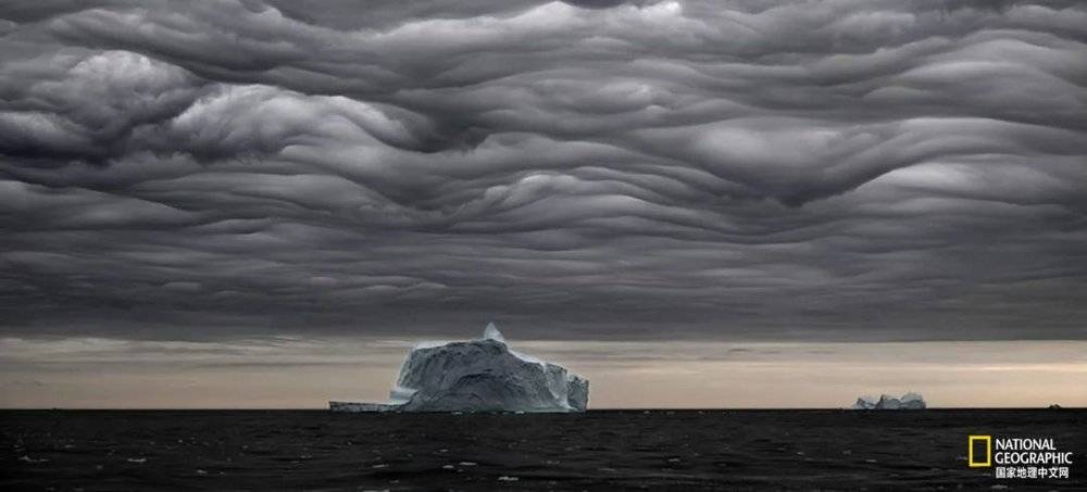 格陵兰岛，夏日风暴来袭之时，巨大的“冰块”从雅各布港冰川分离并漂浮于迪斯科湾（Disko Bay）上，形成冰山。<br>
