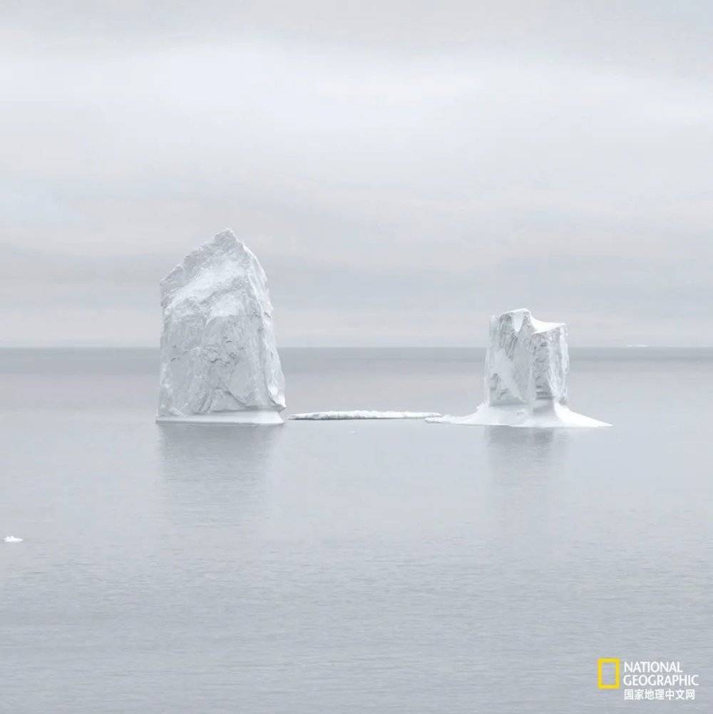 在格陵兰西岸的迪斯科湾，一座冰山浮现。随着气温上升， 更多冰山从雅各布港冰川坠落又分离, 而后漂浮于海面之上。<br>