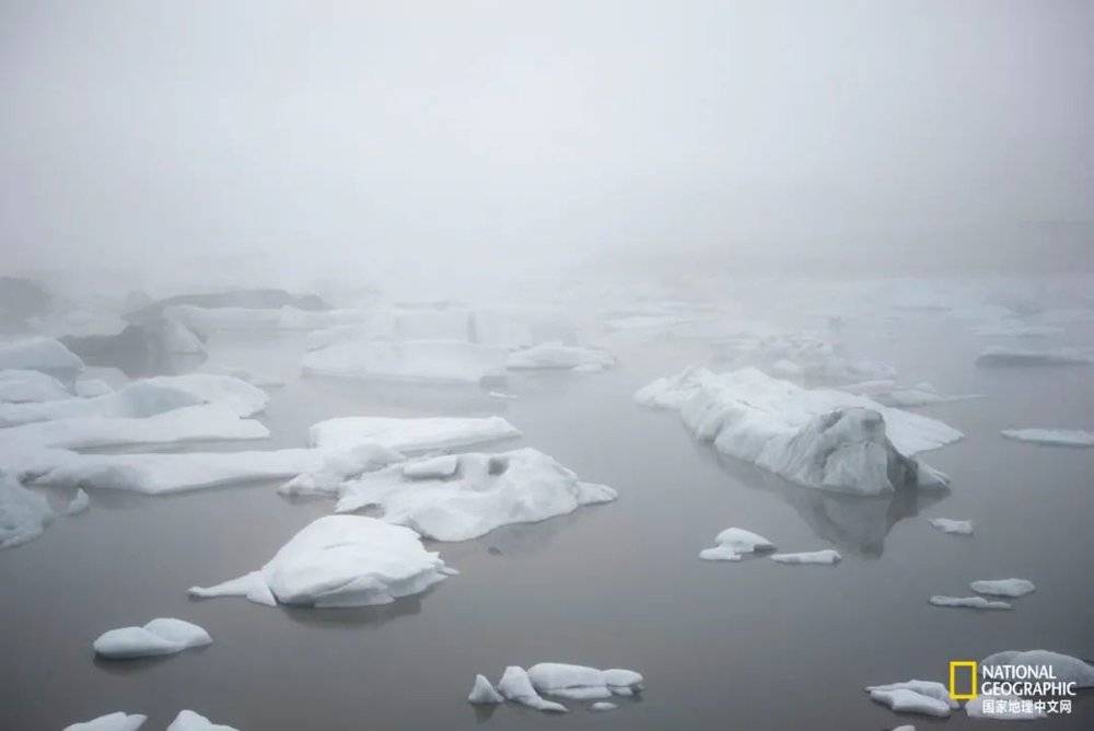 在冰岛，菲亚沙龙冰川（Fjallsárlón ）每年有110亿吨冰在消融。<br>