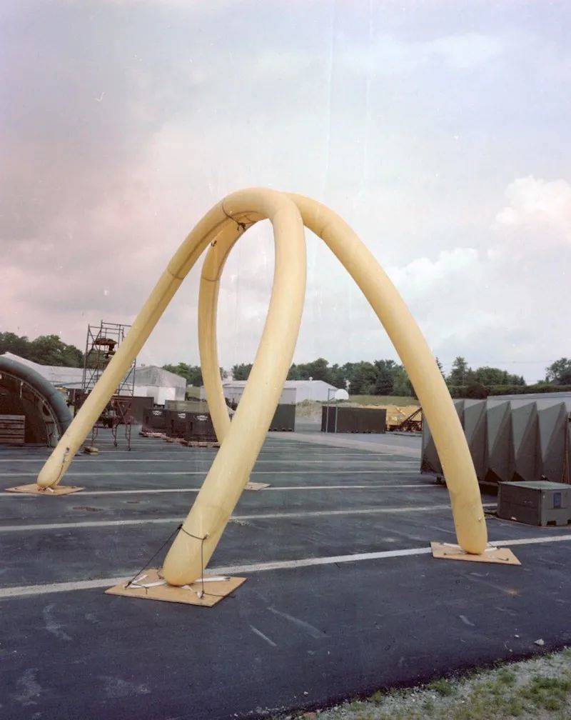 临时遮蔽用的充气拱门，1979年。<br>