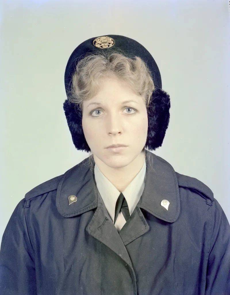 女帽，正面图，1982年。<br>