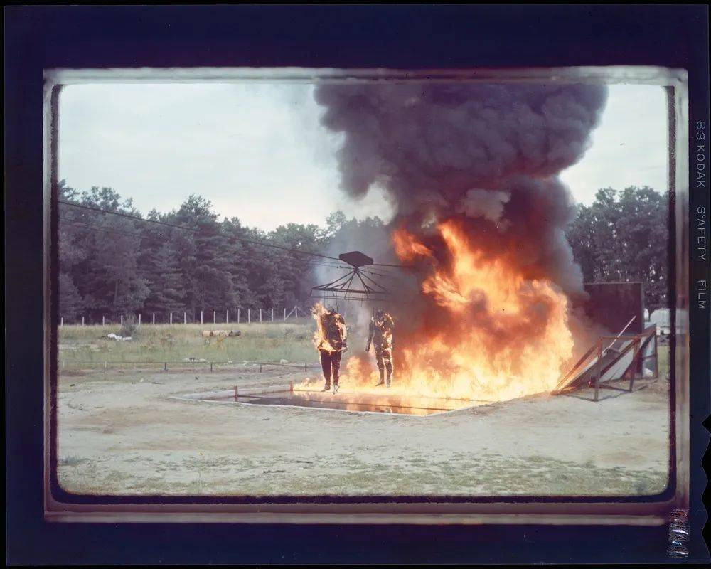 军服阻燃测试，1975年。<br>