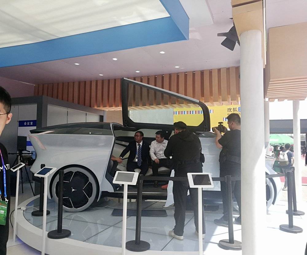 2018年4月北京车展两个展厅间的通道连廊里，主要集中了几家自动驾驶公司做demo展示。图为禾多科技当时的demo概念车。图片来自虎嗅。<br>
