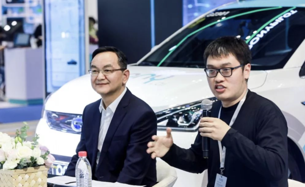 彭军与楼天城在2019年上海车展露面并宣布开启自动驾驶卡车之路。图片来自网络。<br>