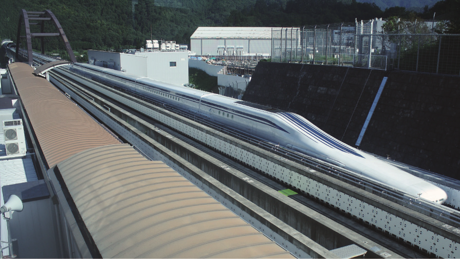 图2 日本山梨县磁悬浮列车在25 km长的测试轨道上运行，在2015年创下了603 km的列车时速记录。图片来源：Saruno Hirobano(public domian)<br>