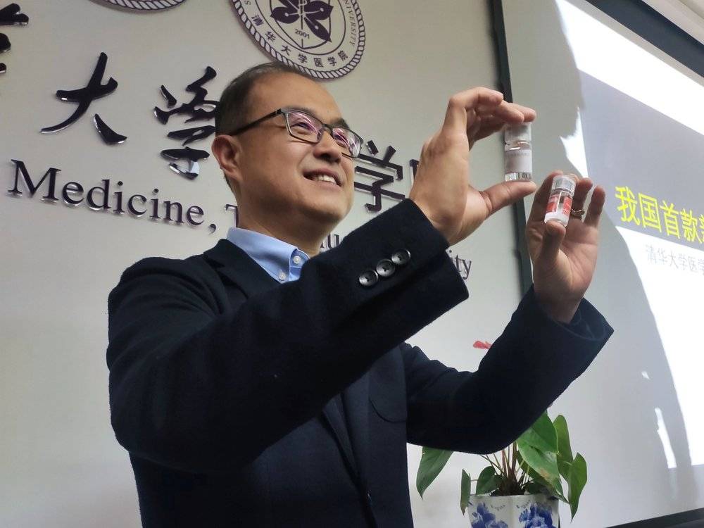 图/张林琦教授展示两款中和抗体联合治疗药物 摄/阳尚吕<br>