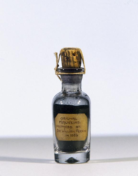 1906年为庆祝铂金发现紫色染料方法而且制作的苯胺紫原始染料。丨图片来源：The Board of Trustees of the Science Museum<br>