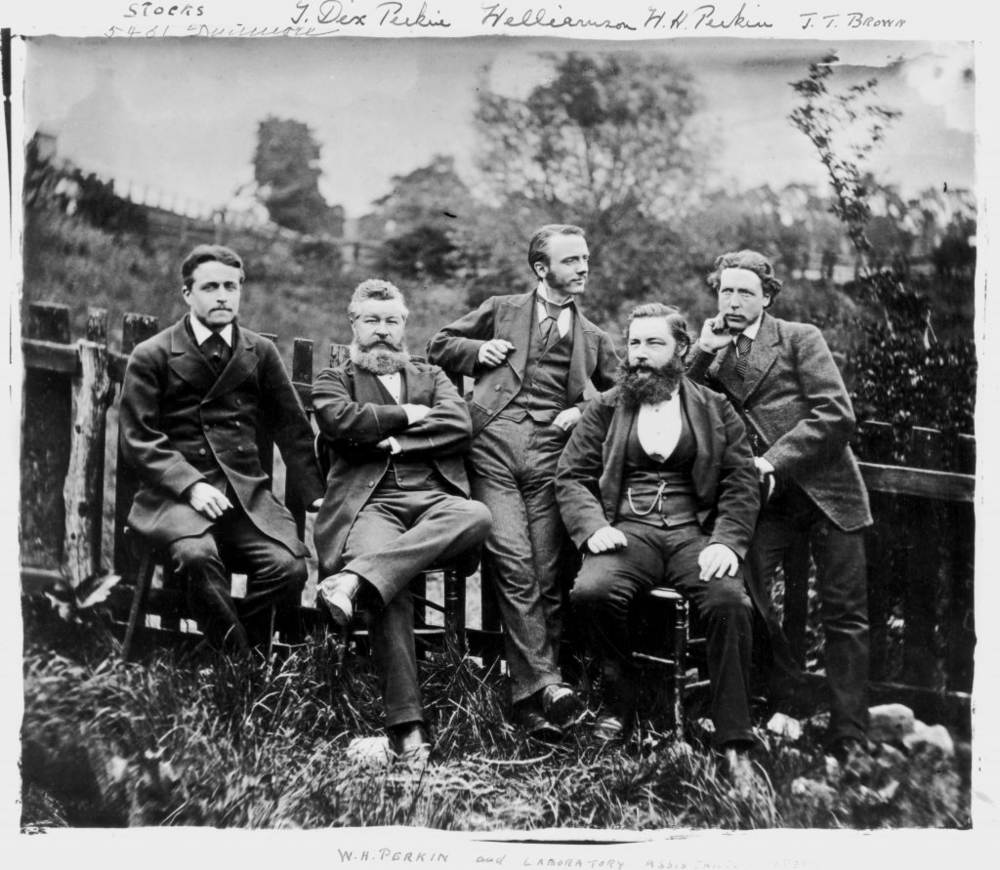 珀金（右二）和他染料公司的同事们，左2是他的兄弟。（一看就像亲兄弟，珀金其实在家排行老七。）丨图片来源：blog.sciencemuseum.org.uk/mauve-mania/<br>