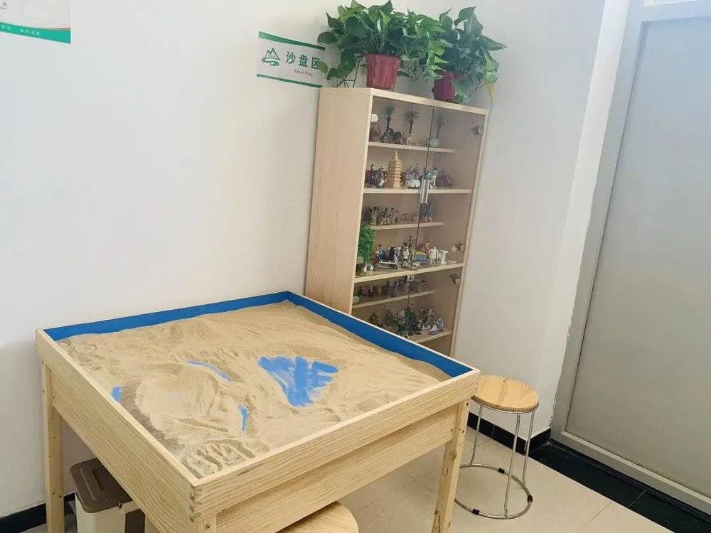 回龙观医院，游戏成瘾病房中用于治疗的沙盘，2019年。苏惟楚 摄