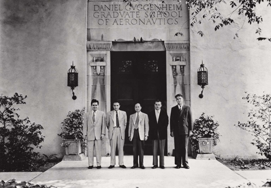 钱学森（左三）与同事在美国加州理工学院丹尼尔和佛罗伦萨古根海姆喷气推进中心办公楼前的合影<br>