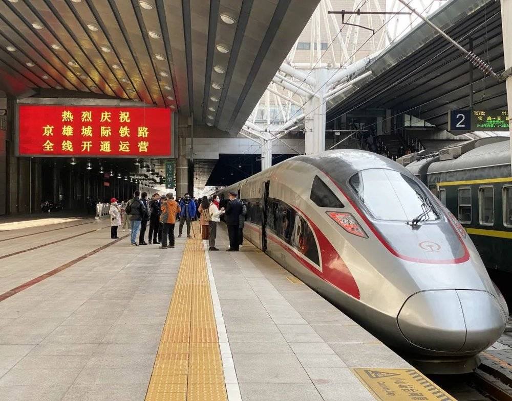 不同于当年遍地绿皮车的北京西站，今天的西站已成为北京重要的高铁站