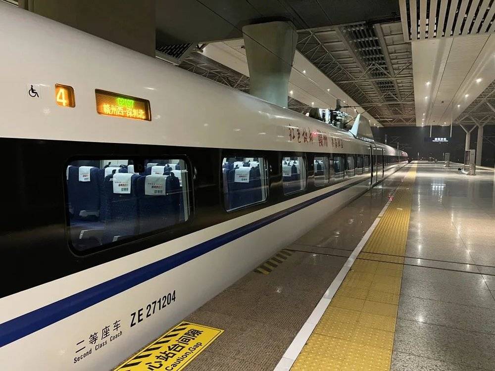 首发列车G2197次于6:15，由南昌西站经京港高铁昌赣段空送至赣州西站，