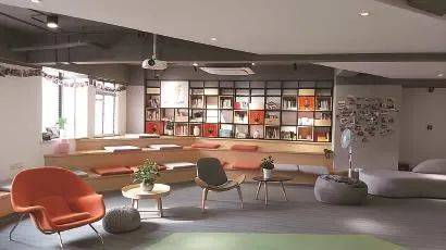 龙南佳苑里的“灯塔书房”，可以阅读、自习，是徐汇区图书馆的阅读服务项目