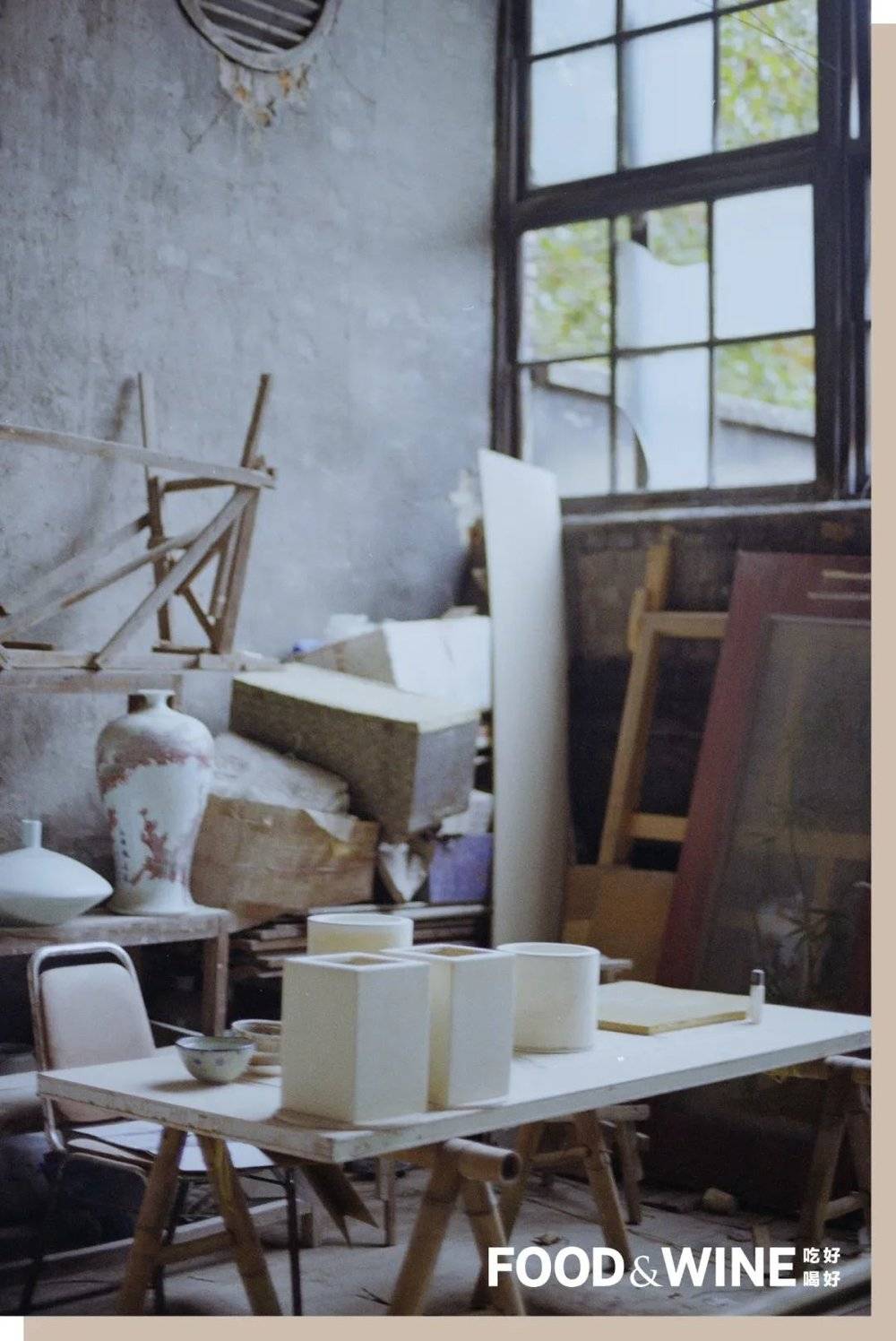 20 世纪末的陶川瓷厂二楼开辟出一角作为画家作画所用。如今，此地已清退瓷厂改为陶溪川陶瓷文化创意园。<br>