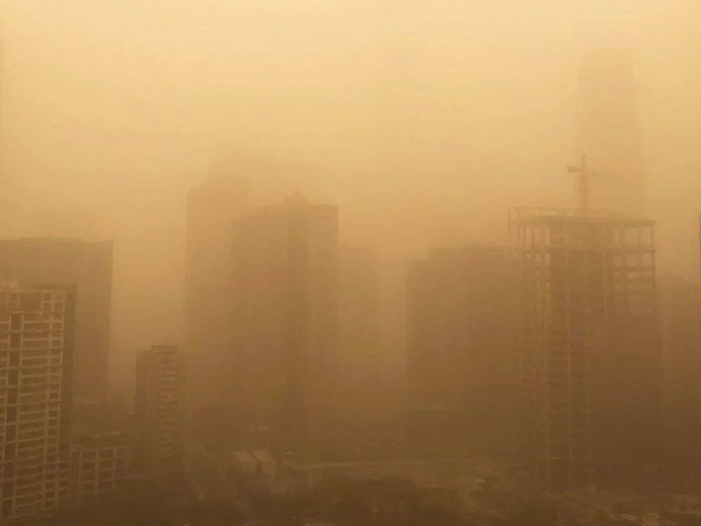 3月15日清晨，中国北京出现明显沙尘天气，大部分地区能见度小于1000米，空气质量处于最高一级严重污染，指数达到500。北京环境监测官微发布，据沙尘遥感图显示，那次沙尘源起于蒙古国南部。<br>