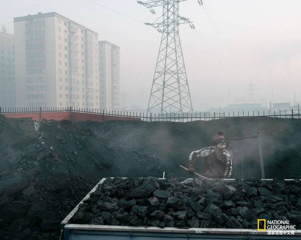 在蒙古首都乌兰巴托，小贩铲着原煤曾是街边常见的画面。在这里，每年冬天一个家庭烧掉3吨煤毫不费力。目前政府已禁用原煤，代之以煤饼，但空气污染依然非常严重。<br>