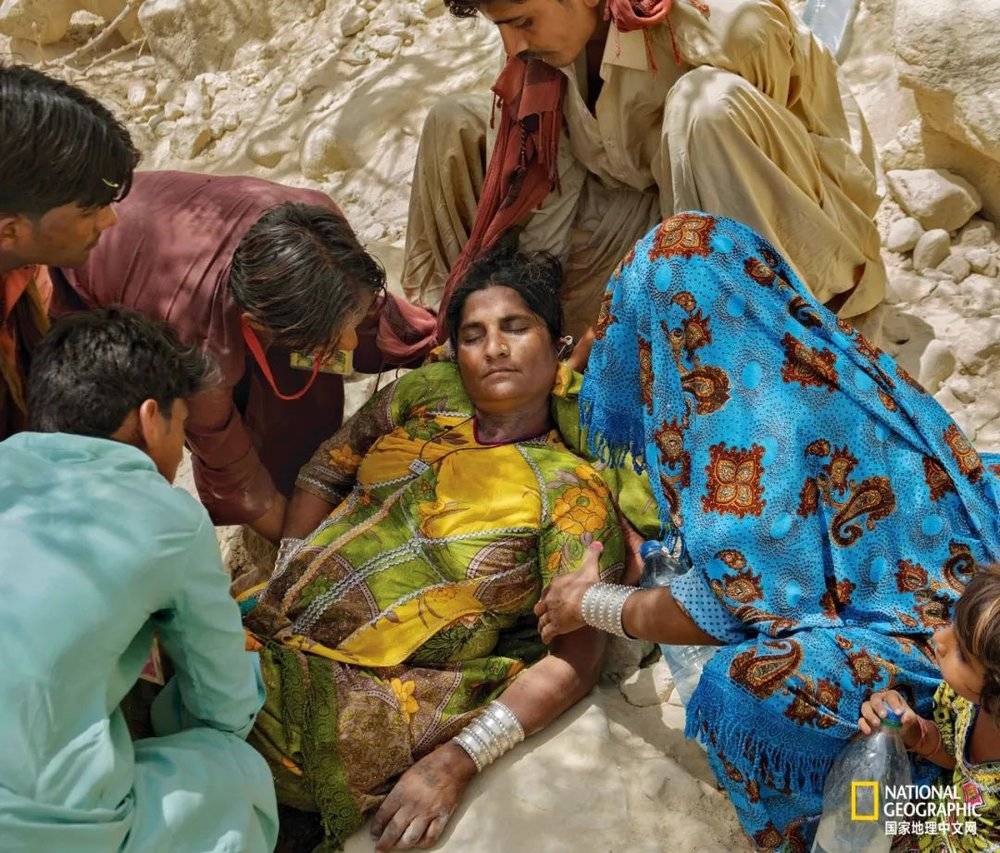 在穿越巴勒斯坦西部沙漠过程中，一名印度教朝圣女子因高温晕倒<br>