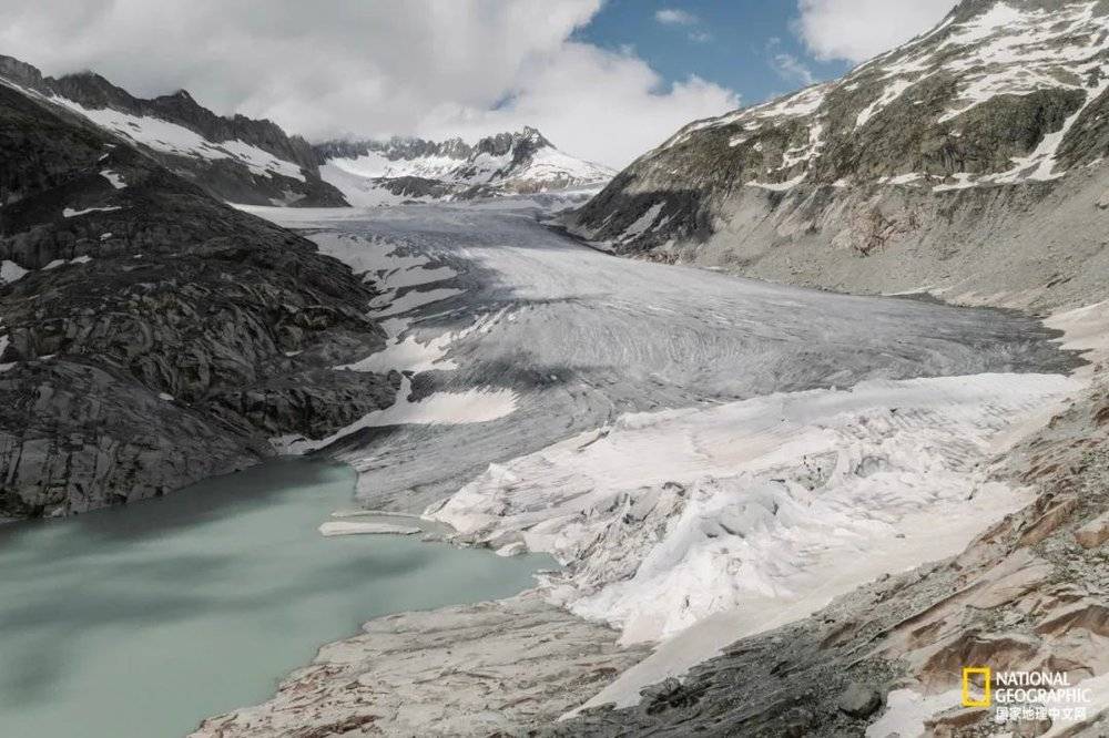 自1988年以来，卡伦家族一直悉心照料瑞士罗纳冰川上的一个冰洞。为了减缓冰川融化，8年来，他们为一些冰川盖上白色羊毛毯，以抵抗日照、维持低温。