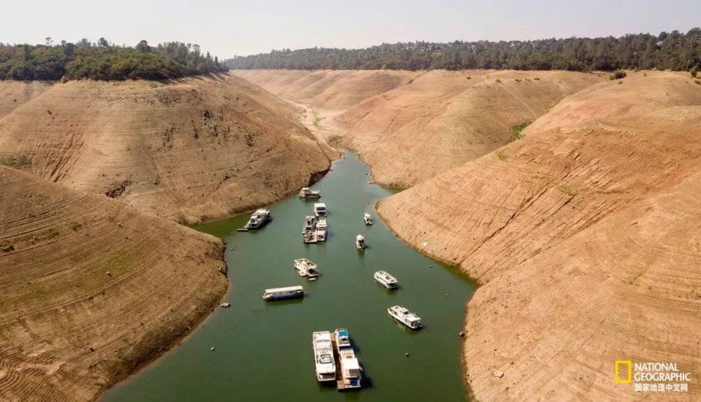 9月，由于致命高温和极端干旱，美国加州奥罗维尔湖（Oroville）水量仅为正常值的23%；整个夏季，美国罕见高温天气一直持续，导致该国在严重干旱和大规模野火中苦苦挣扎。