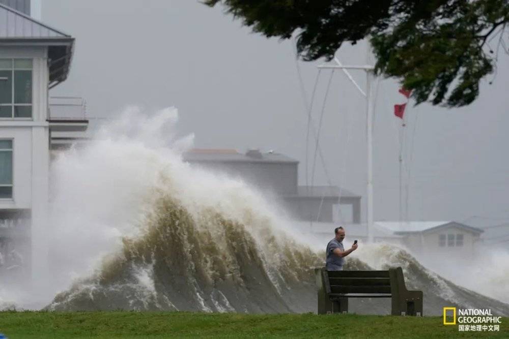 8月29日，飓风艾达即将登陆时，一名男子用手机拍摄路易斯安那州东南部庞恰特雷恩湖（Pontchartrain）掀起的巨浪。<br label=图片备注 class=text-img-note>