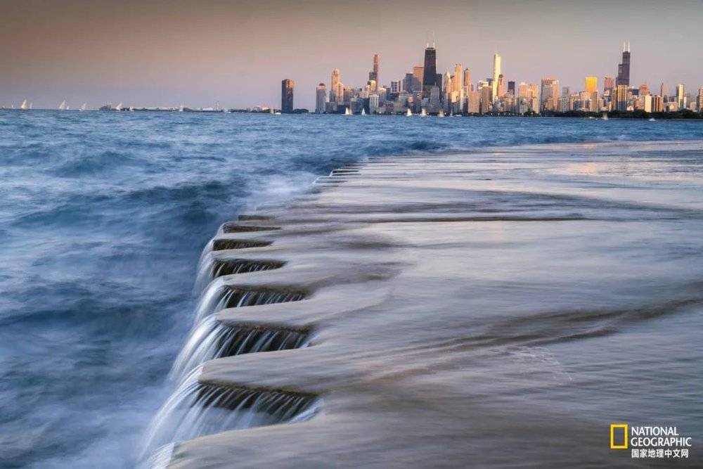 在美国芝加哥市中心附近的蒙特罗斯（Montrose）海滩，洪水淹没人行道。2019年的暴雨导致美国五大湖之一的密歇根湖水位上涨近60厘米。气候变化、污染和入侵物种威胁着这里复杂的生态系统。<br>