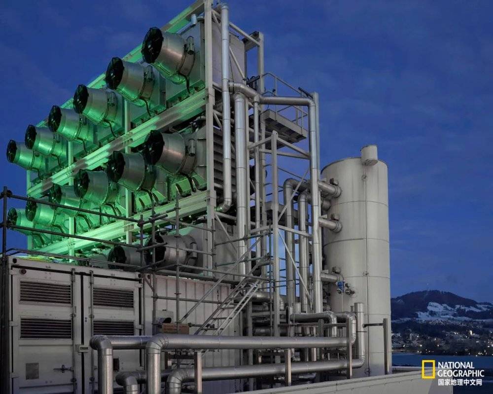 瑞士苏黎世，气候工程公司制造的机器正直接捕获空气中的二氧化碳，从而缓解气候变化。