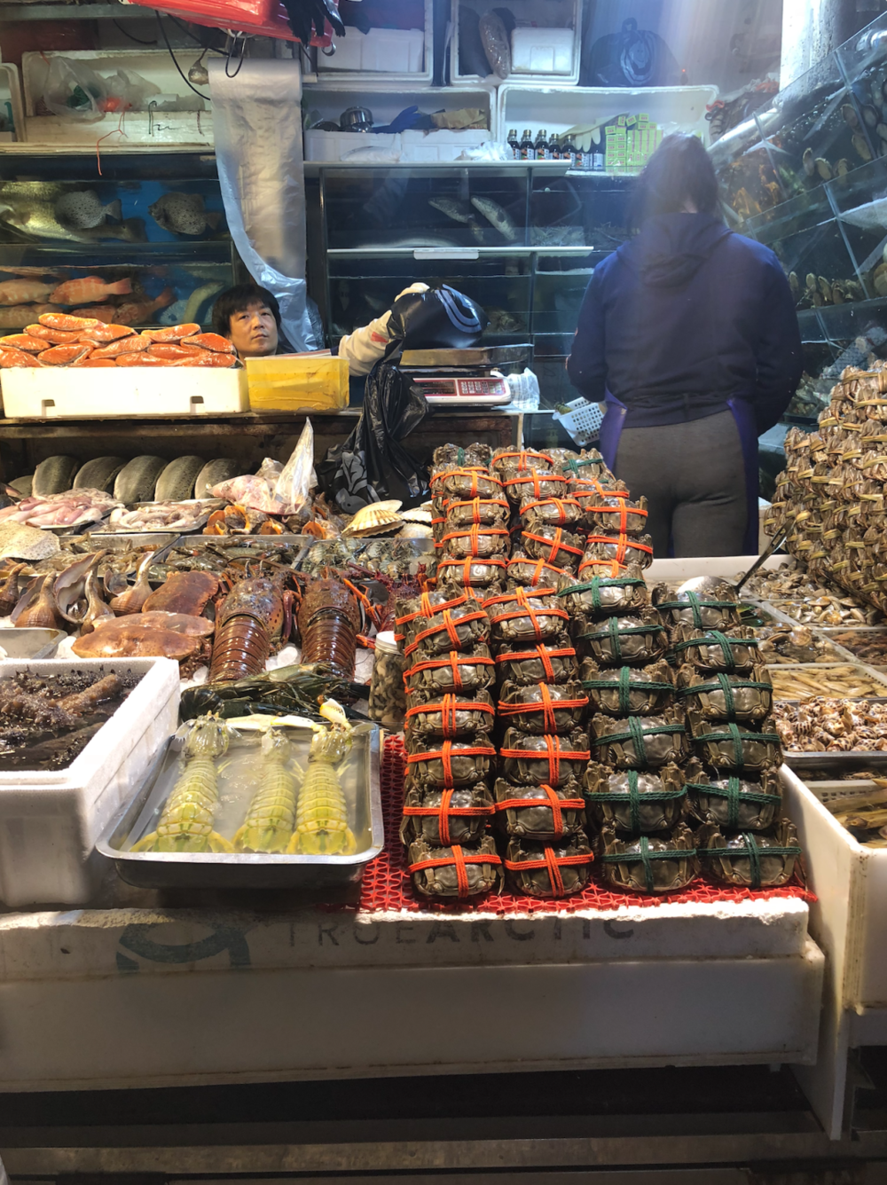 北京的三源里菜市场虽然名声在外，但很少有附近本地居民去买菜，一则价高，二则摊贩主要针对外国人和游客，选品不够“日常”。图：钟淑如<br>