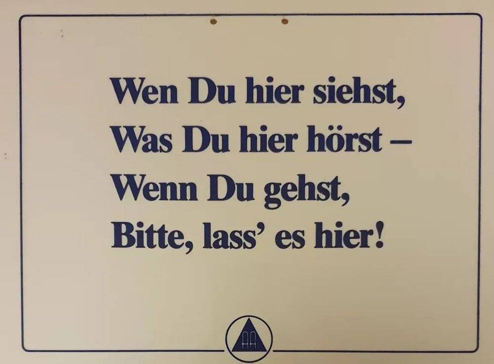 德国 AA 现场会的提醒标识，文字大意为“请你把在这里见到的听到的留在这里”，图源：吴为提供