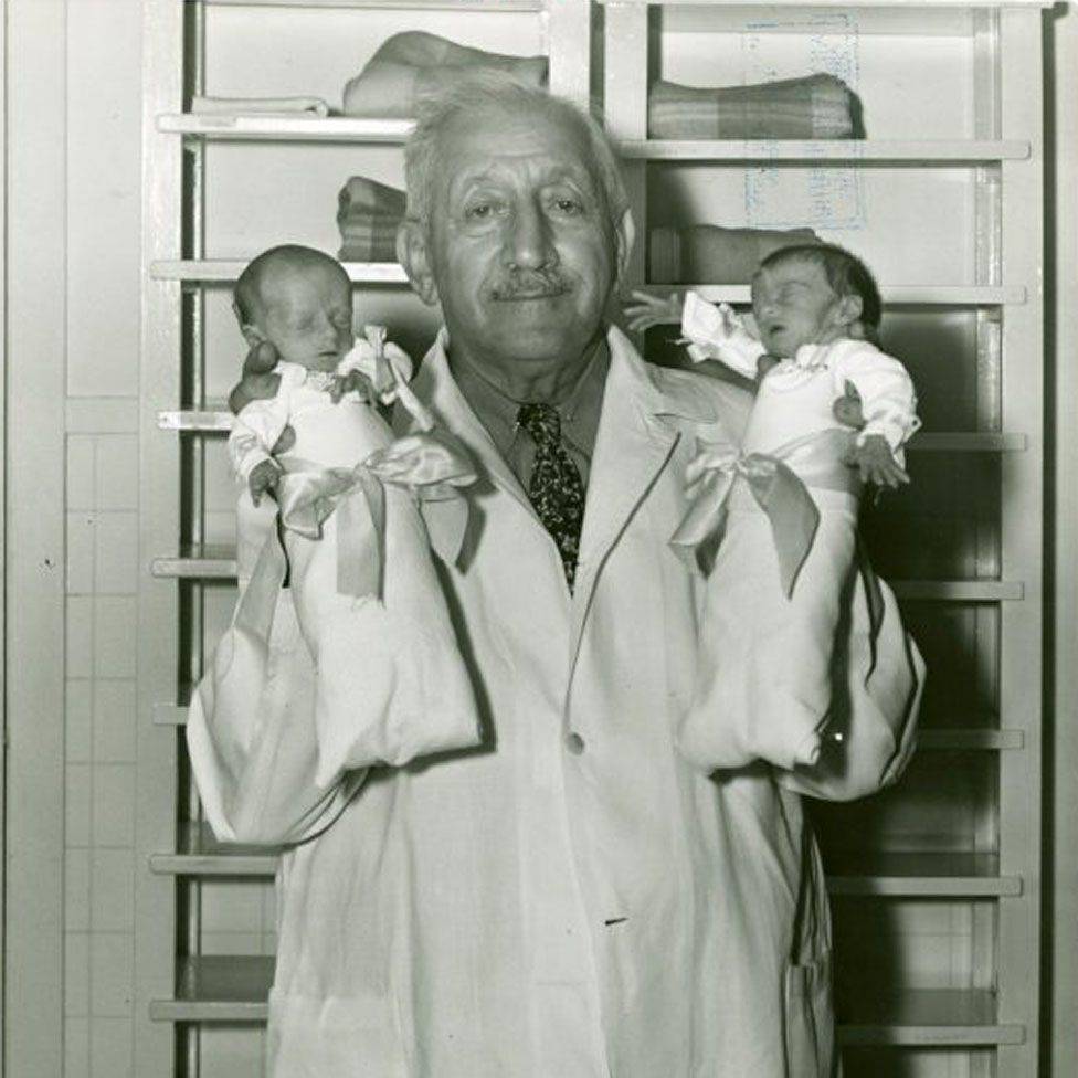 Martin Couney和他救助的早产儿<br label=图片备注 class=text-img-note>