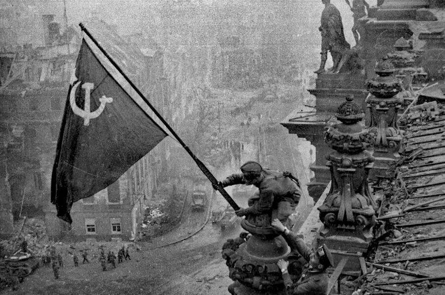 1945年5月，苏军战士将红旗插上德国国会大厦