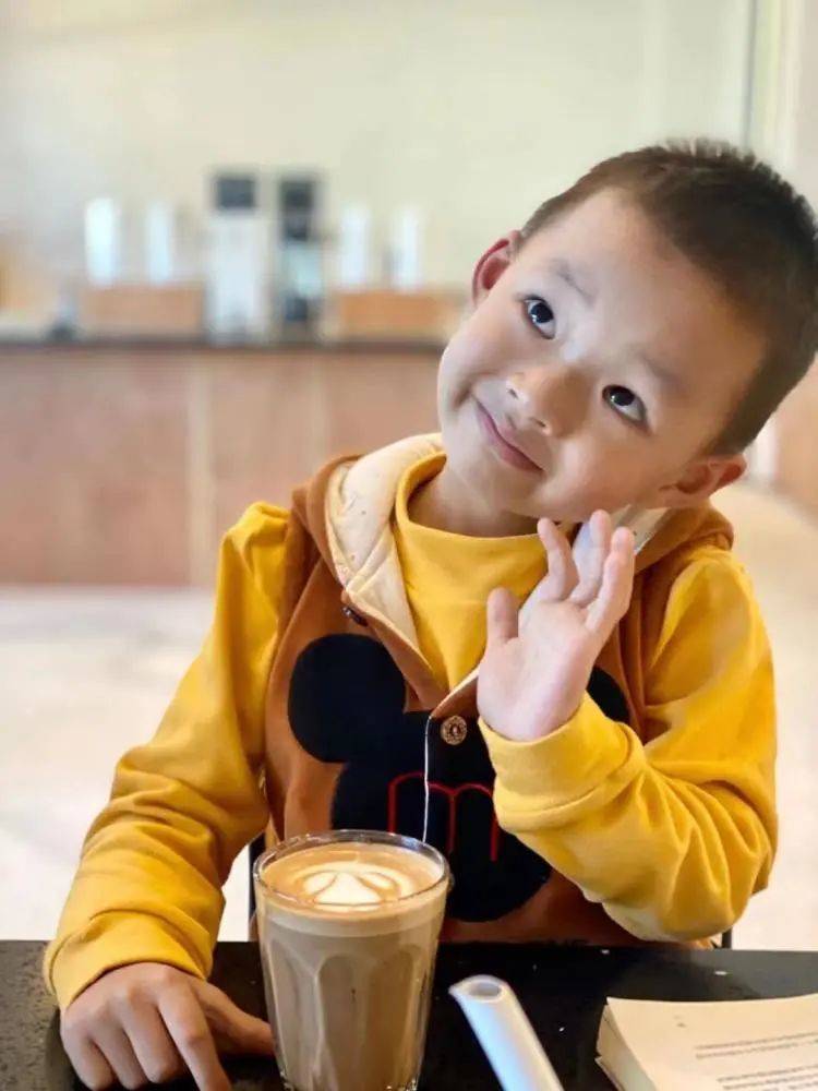 赵华正在策划一本给小朋友看的咖啡绘本，希望能让孩子从小就认识咖啡、懂得咖啡。图为赵华拍摄的第一次喝咖啡的孟连小朋友。<br>