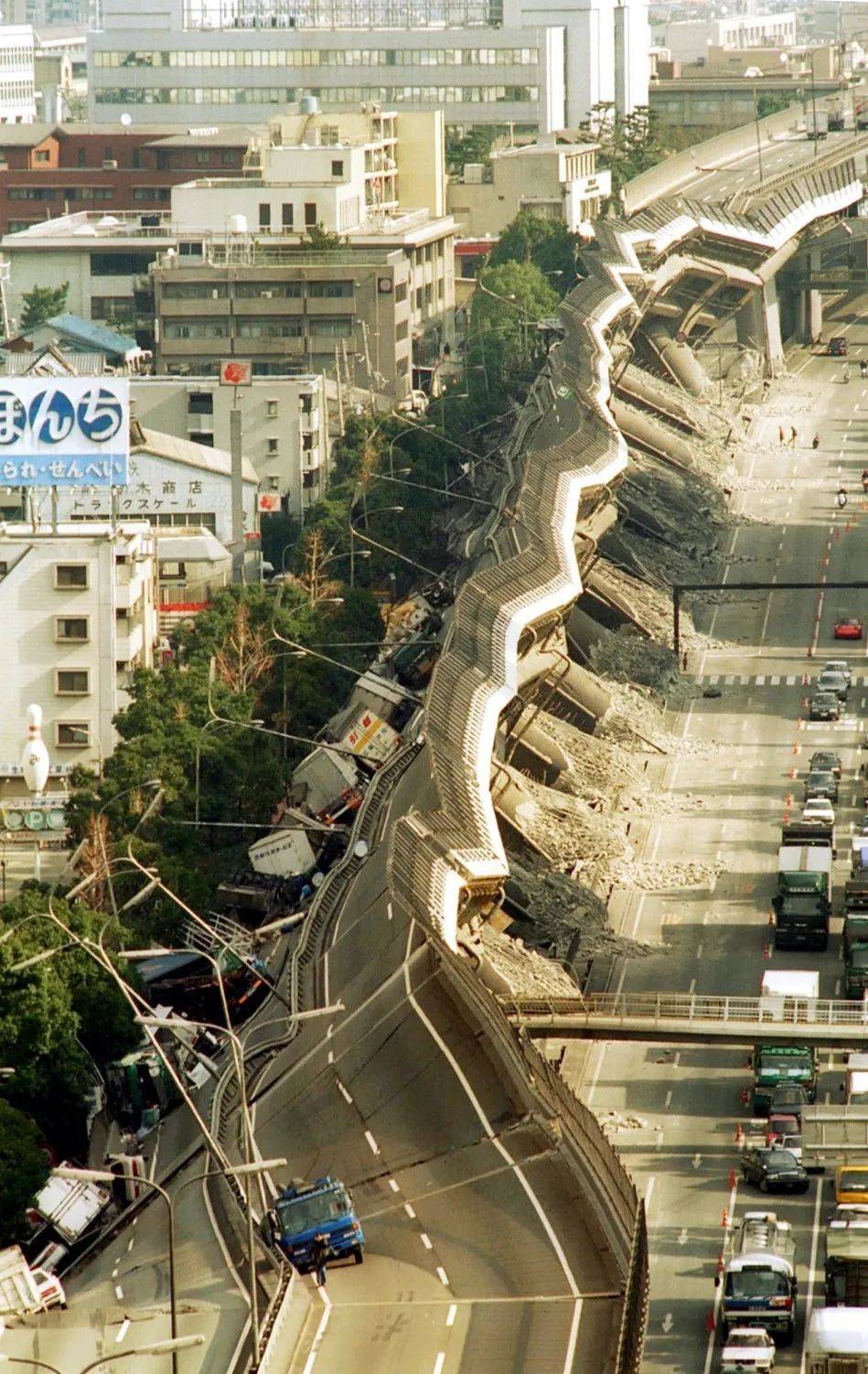 1995年1月17日，日本阪神大地震震后航拍图。<br>