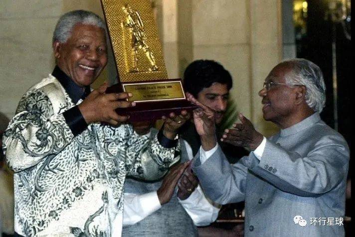 1990年印度政府授予曼德拉最高荣誉勋章，图：sahistory.org.za