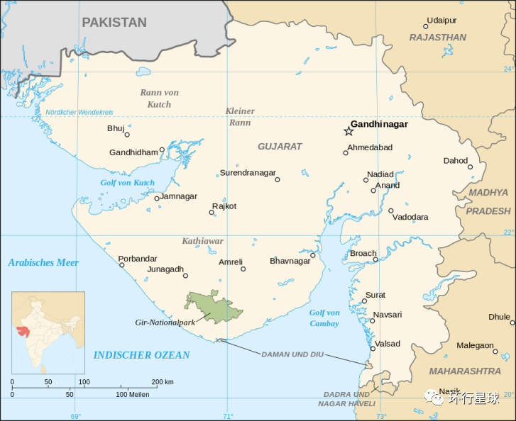 古吉拉特在印度最西部，位于印巴边界，内含两大海峡和诸多港口，具有经济特区的天然地理条件