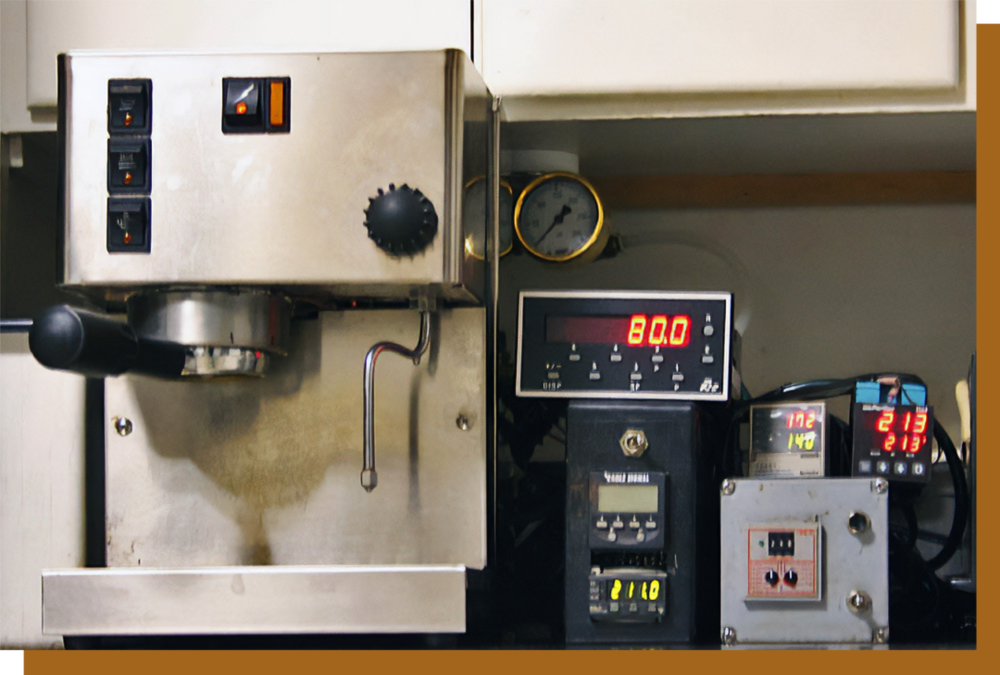 Andy Schecter 用 P.I.D. 替换了他的一台家用咖啡机的电子控温器，不仅引发了咖啡机改装热潮，也启示了商用咖啡机厂家。© baristahustle.com