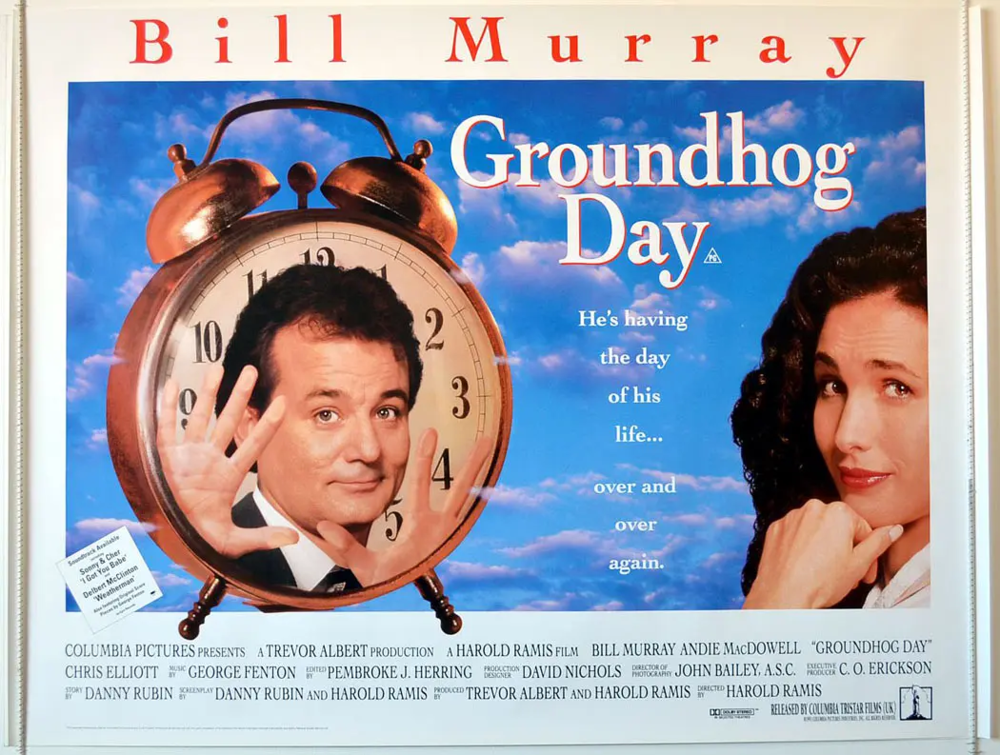 ▷《土拨鼠之日》是一个喜剧电影，男主去报道北美传统节日“土拨鼠日”，但却被困在了这一天：只能不停地在这一天醒来，并过着重复的生活<br>
