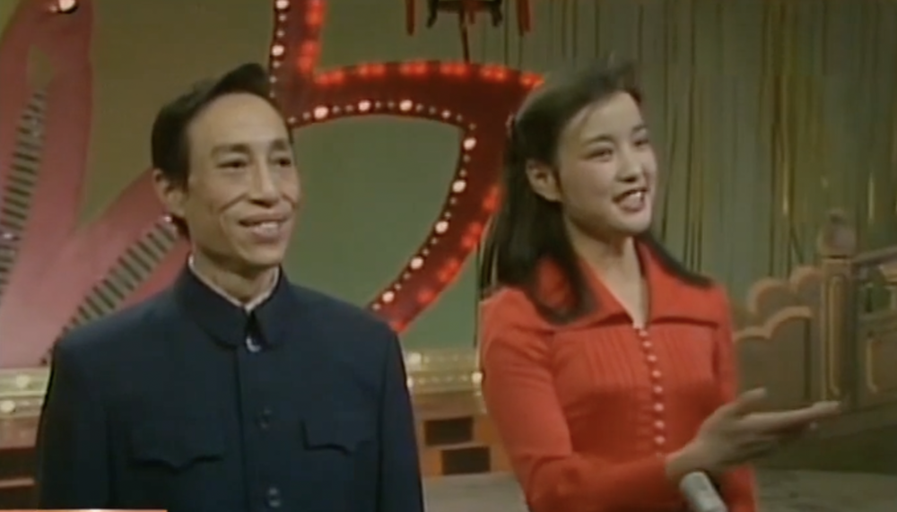 1983年首届春晚，刘晓庆的衬衫成为灰蓝绿中的一点红 图源：央视