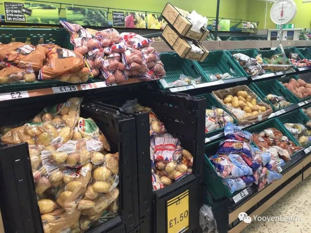 疫情前英国超市品种繁多的土豆，今年价格也有所上涨。图源：微信公众号@YooyenLearn<br>