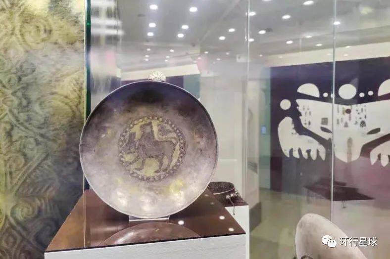 保加尔人带来的铜盘子，上面是鞑靼斯坦今天国徽雪豹阿克巴尔思