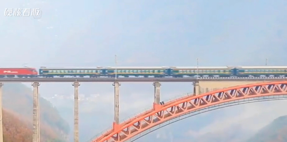 新绿皮火车。来源/微博@人民日报视频<br>