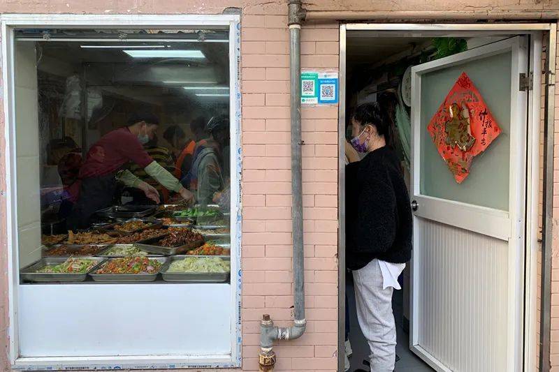 延庆路的这家盒饭店，在中午时段客人络绎不绝