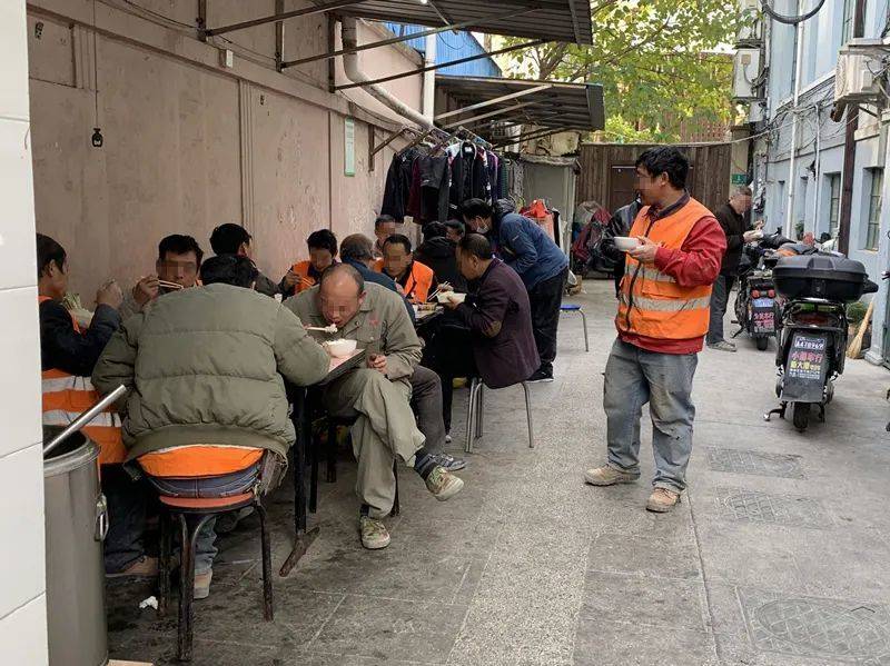 来这里吃盒饭的，有不少穿着制服的工人