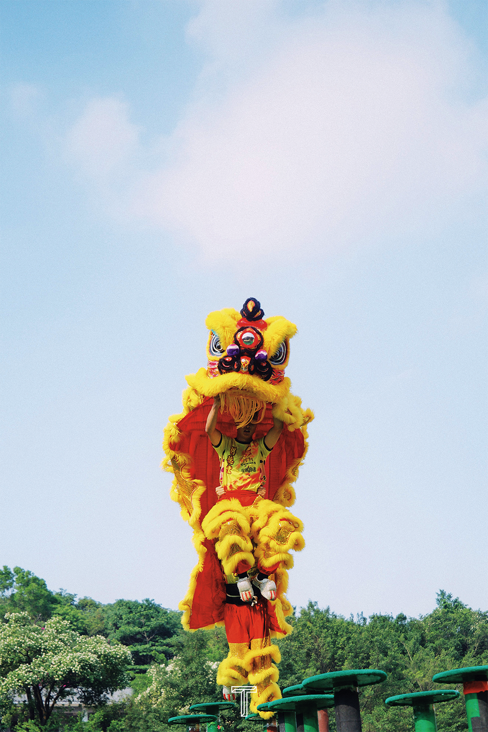 广东佛山西樵山上，正在跳桩的舞狮人。<br>