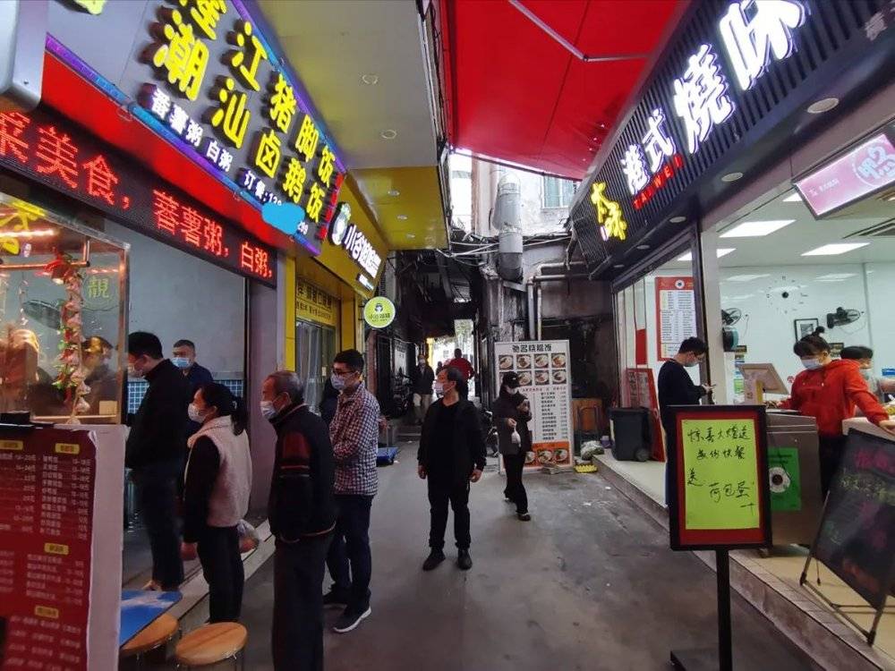 左边的店，这是从巷里往外照<br>