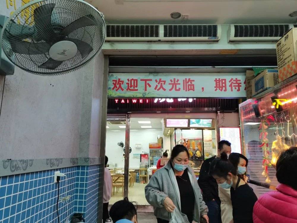 对面烧腊店开了，但店里一个客人都没，老板不时往这边投来憎恨的眼神<br>