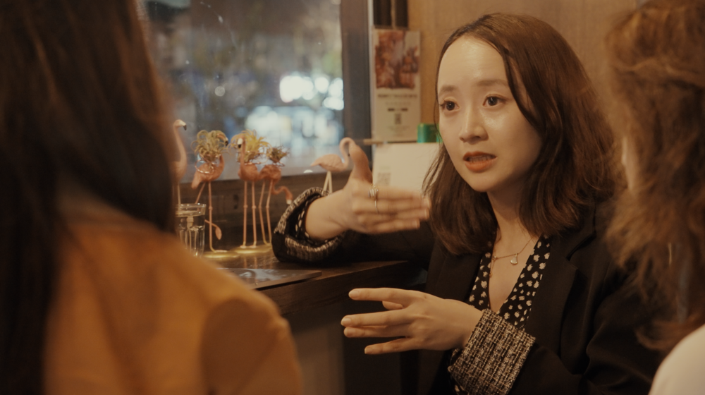 蒋晓莹和咖啡店年轻店主在经营理念上偶有冲突 / 图片来源：受访者提供