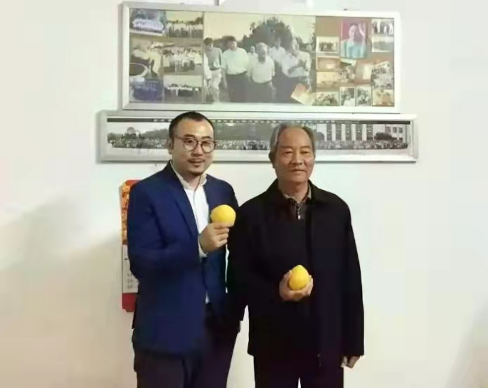 笔者于5年前拜访赣南脐橙第一人袁守根老先生，是他在1974年抱回了156株脐橙苗，这些苗儿正是赣南脐橙产业的“星星之火”。