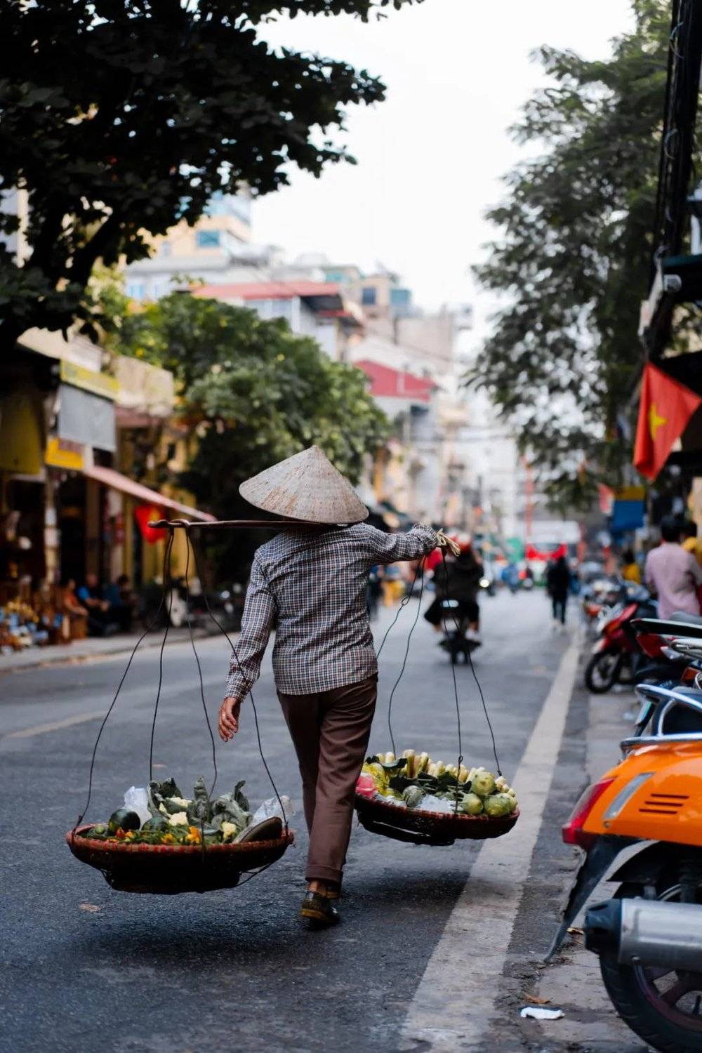 △在越南，用挑杆沿街叫卖/unsplash<br>