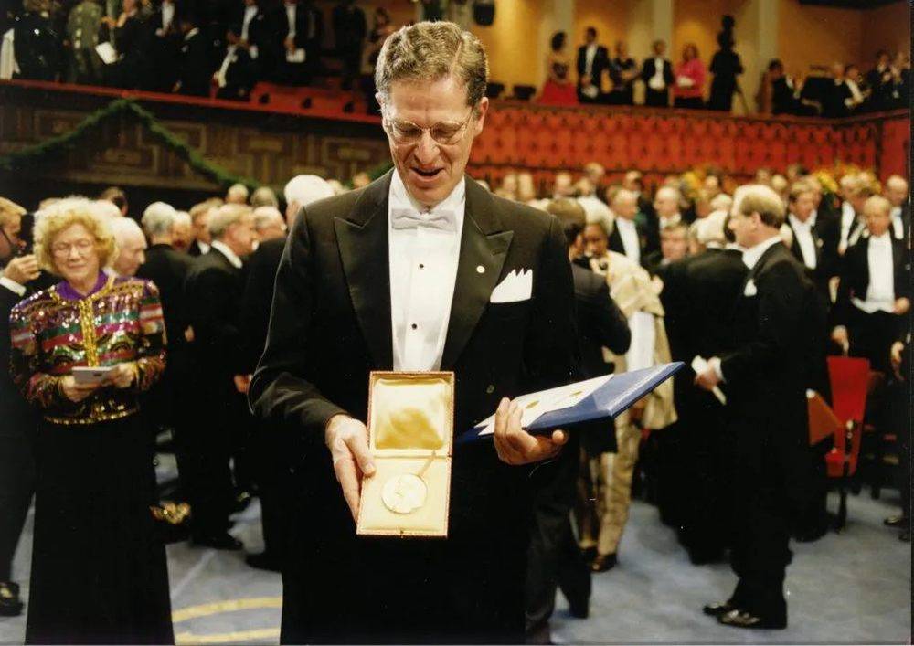 1993 年 12 月，泰勒在斯德哥尔摩领取诺奖<br label=图片备注 class=text-img-note>