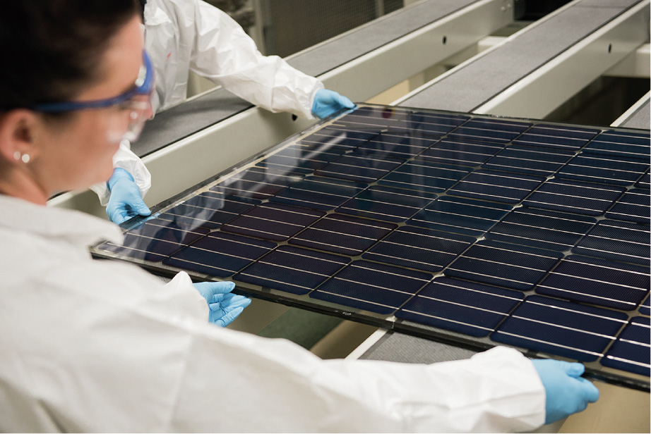图1 Oxford PV公司位于德国哈维尔河畔勃兰登堡的工厂制造的一组串联硅/钙钛矿太阳能电池。该公司将于2022 年推出的首批商用电池的转换效率可达到26%左右。来源：Oxford PV，经许可